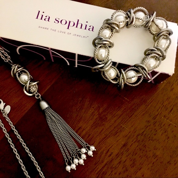 Jewelry Set - Picture 1 of 9